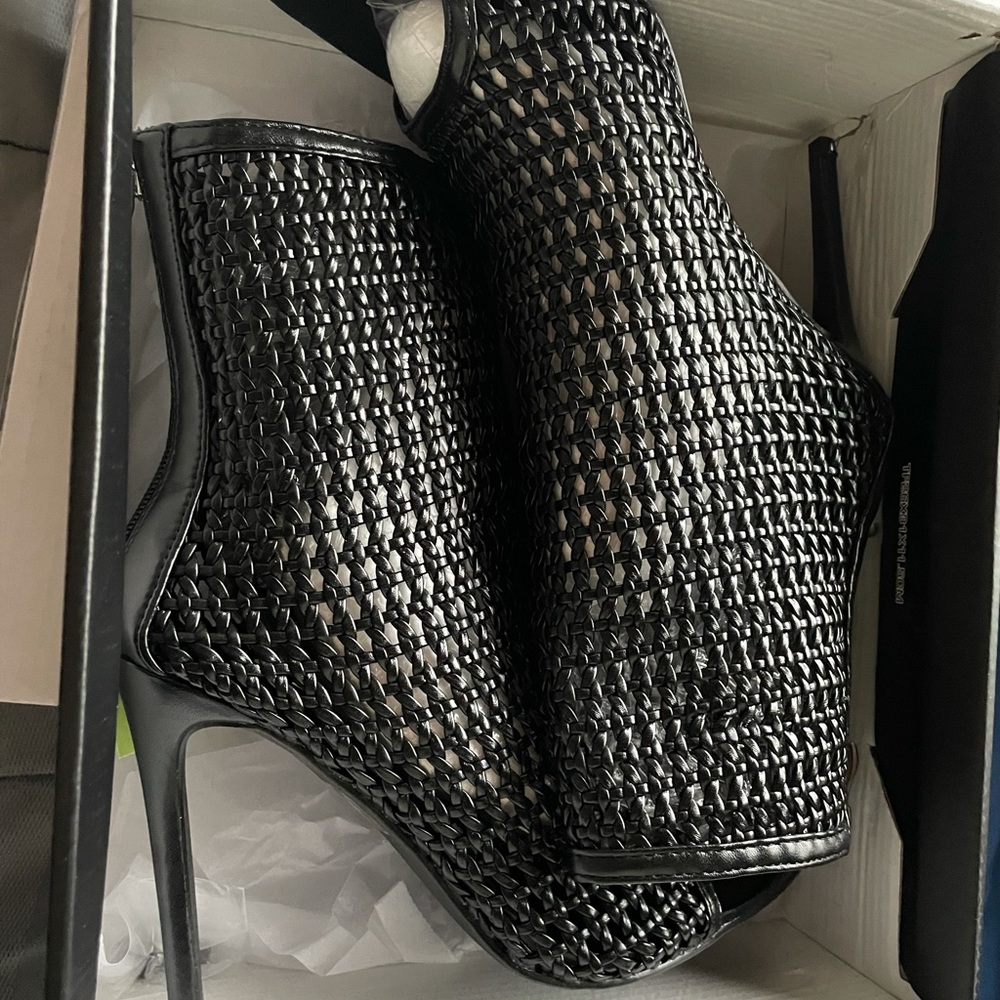 Beautiful black booties super stylish and comfy - Picture 2 of 4